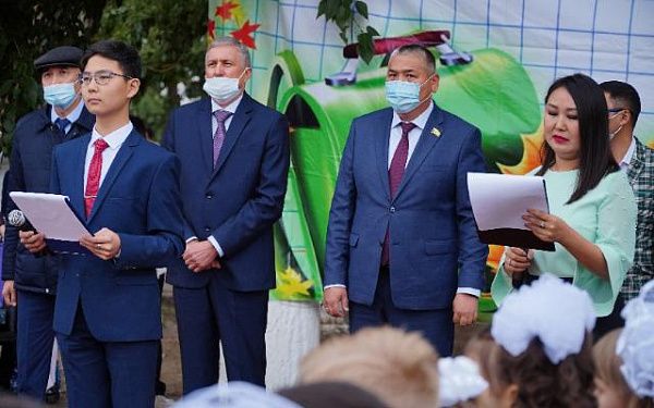 Чимит Бальжинимаев поздравил учеников 51-й школы с Днем знаний