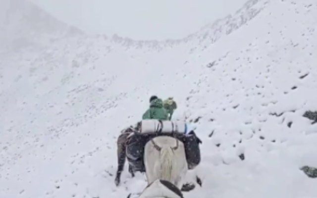 Буран в гору. Туристы в горах. Снежный Буран. Горы Северной Осетии.