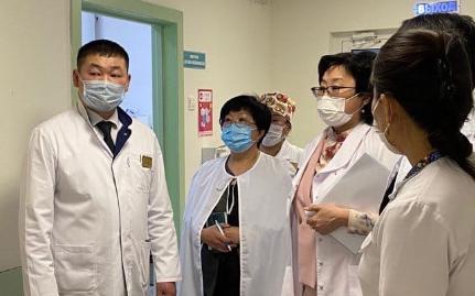 Министр здравоохранения Бурятии провела обход в республиканской больнице 