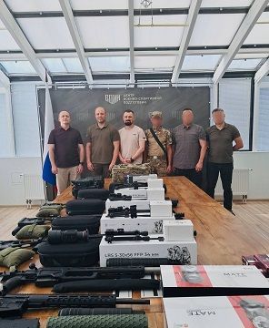 Федерация боевого снайпинга России и Центр «ВОИН» передали бойцам СВО современные винтовки