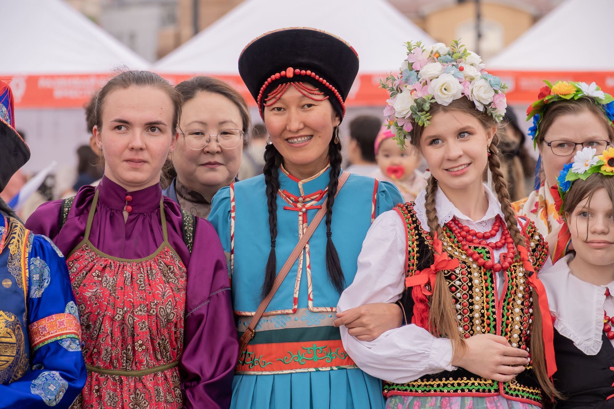 В Улан-Удэ состоялся флешмоб в летних дэгэлах и стилизованных костюмах -  Общество - Свежие новости Бурятии и Улан-Удэ - ГТРК - Государственная  Телерадиокомпания 