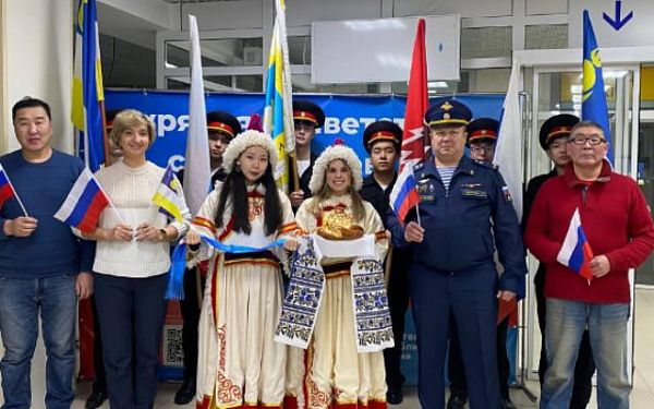 В аэропорту Улан-Удэ кадеты торжественно встретили участников СВО