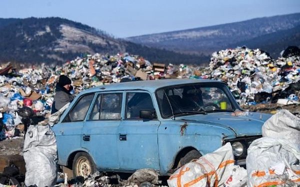 Россиян будут штрафовать за выброшенный из автомобиля мусор