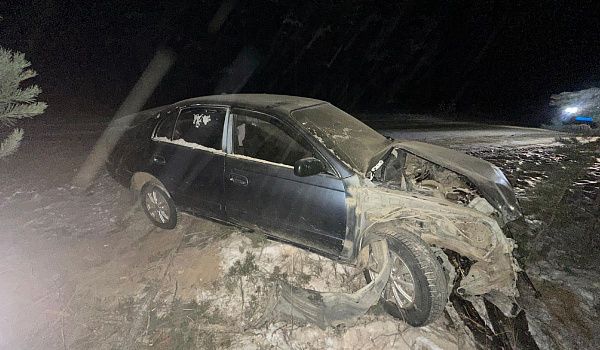 Машина с двумя людьми ночью перевернулась в Бурятии