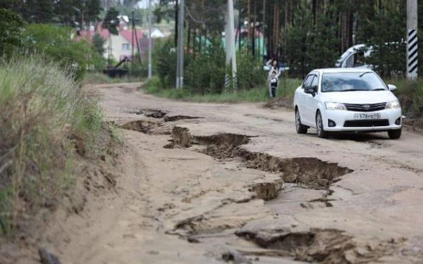 В 102 микрорайоне Улан-Удэ отсыпают размытые участки дорог