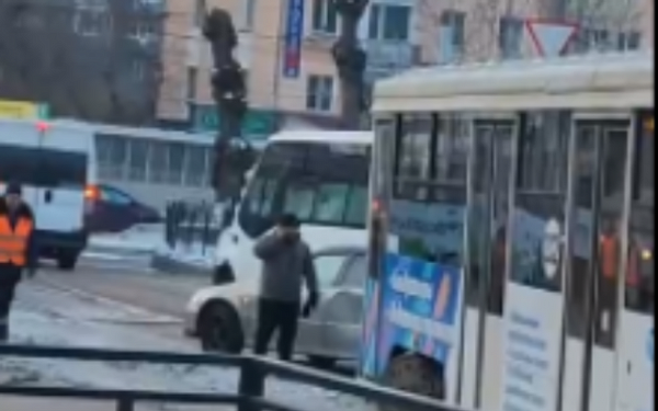 В Улан-Удэ вновь автомобиль столкнулся с трамваем