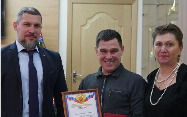 В пригородном районе Бурятии наградили добровольца пожарной команды 