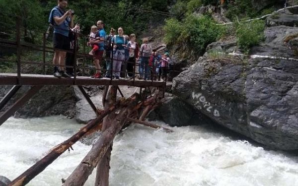 На курорте Бурятии размыло опору моста у популярного водопада 