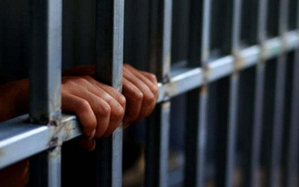 Житель Бурятии лишился свободы за кражу двух телефонов и визитницы 