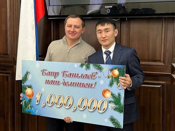 Миллион для чемпиона: серебряного призёра чемпионата мира по боксу наградили в Бурятии