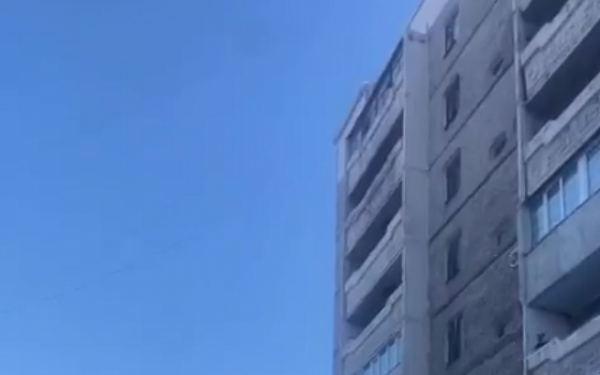 В Улан-Удэ женщина выпала с балкона и разбилась насмерть