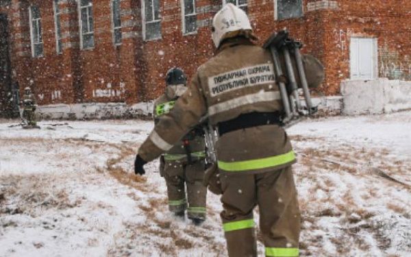 В Бурятии пожарные вместе с учителями ликвидировали условное возгорание