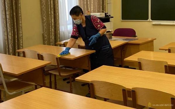 Перед началом учебы в школах Улан-Удэ идет дезинфекция и генеральные уборки