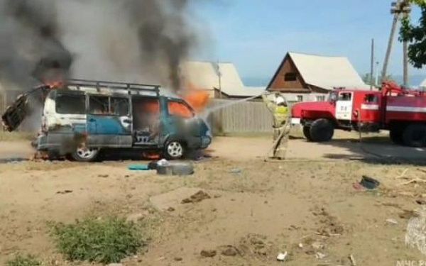 В пригороде Улан-Удэ загорелся микроатобус