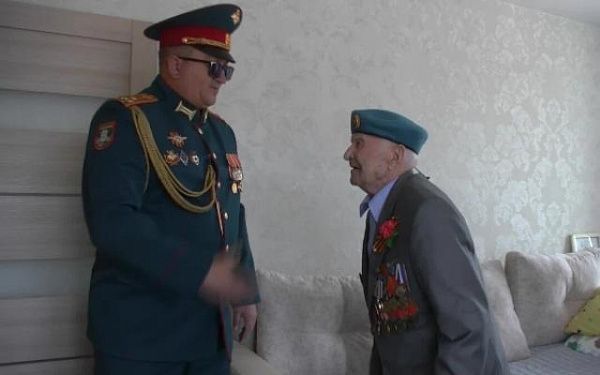 В Бурятии военнослужащие поздравили ветеранов Великой Отечественной войны 