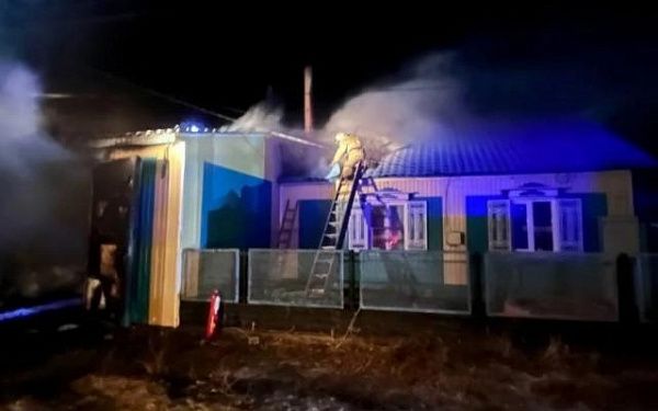  Бурятии огонь повредил гараж, два автомобиля и крышу дома