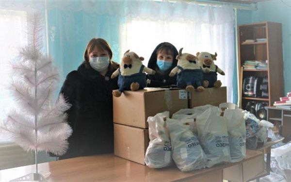 Более сотни детей МО «Озерное» в Еравнинском районе Бурятии получили новогодние подарки от компании «Озерное»