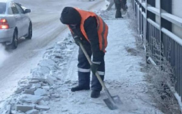 В Улан-Удэ коммунальщики продолжают бороться со снегом