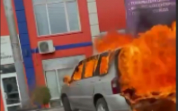 Огнеборцы ликвидировали возгорание автомобиля в Улан-Удэ