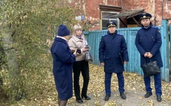 В Улан-Удэ с жителями аварийных домов встретился прокурор