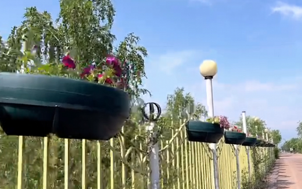 Подвесные кашпо с цветами украсили улицы Улан-Удэ