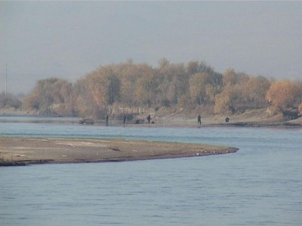 Спасатели эвакуировали замерзших рыбаков с острова на Селенге