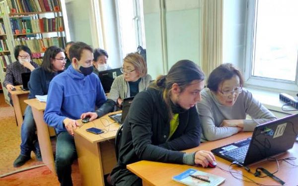 В Улан-Удэ студенты обучают пожилых людей основам компьютерной грамотности