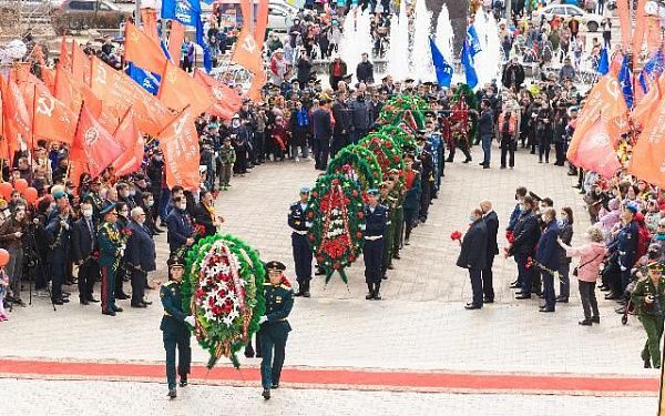 Глава Бурятии возложил цветы к Вечному огню на Мемориале Победы