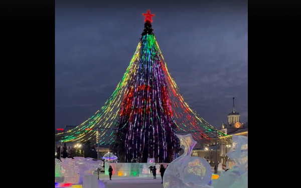 На главной елке Улан-Удэ запустили новогоднюю иллюминацию