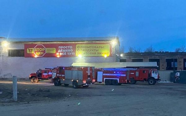 В Бурятии пожарные ликвидировали пожар в крупном магазине 