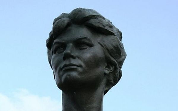 В столице хулиганы развернули памятник первой в мире женщине-космонавту Валентине Терешковой