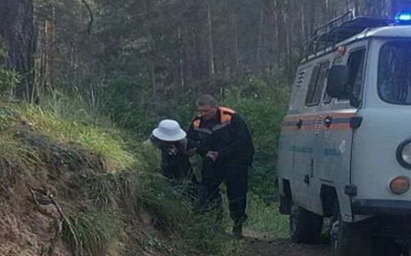 В Улан-Удэ спасатели на руках вынесли женщину, пострадавшую в лесу