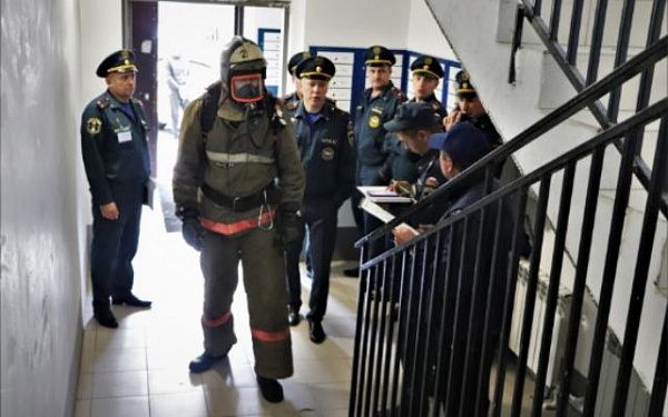В Улан-Удэ пожарные соревновались в забеге на 20 этаж