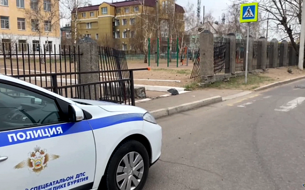 В Улан-Удэ 21-летний нетрезвый водитель без прав снёс ограждение у школы