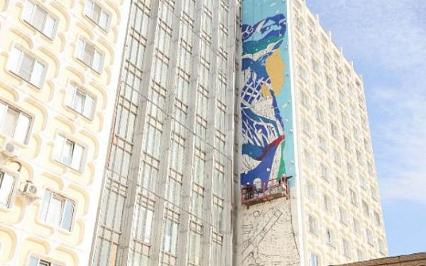 В Улан-Удэ часть мурала уже украсила фасад гостиницы "Бурятия" 