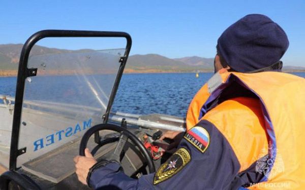 В Бурятии на озере спасатели устроили гонки на маломерных судах 