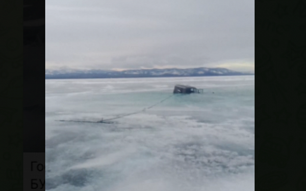 В Бурятии под лёд провалился автомобиль с рыбаком