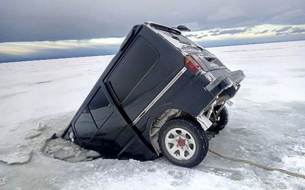 В Кабанском районе автомобиль провалился под лёд