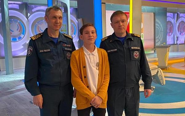 Школьника из Бурятии наградили ведомственной наградой МЧС России в эфире федерального телеканала