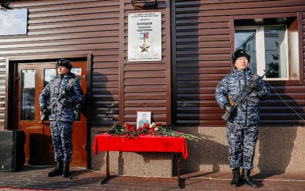 В память Героя России Максима Концова открыли мемориальный знак в Улан-Удэ