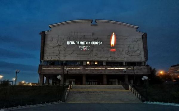 Свеча памяти зажглась на фронтоне Буряад театра