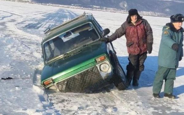 Еще две машины провалились под лёд в Бурятии 