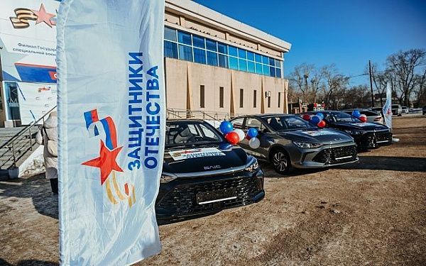 В Бурятии три ветерана СВО с инвалидностью получили ключи от новых автомобилей с ручным управлением