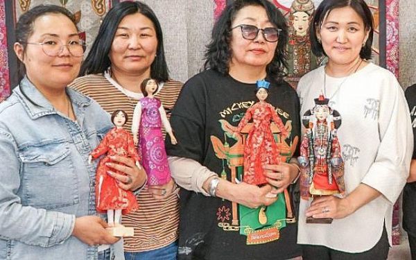 В Улан-Удэ мастерицы научились создавать сувенирные куклы