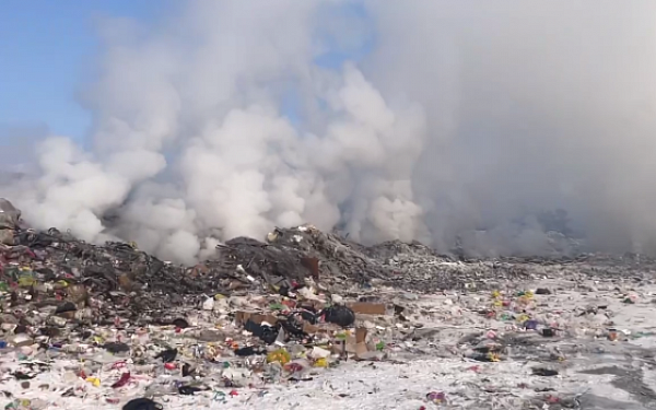 В районе Бурятии горит свалка недалеко от населенных пунктов