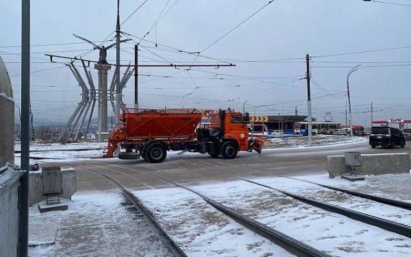 В Улан-Удэ коммунальщики непрерывно убирают снег