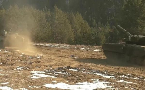 Мобилизованные в Бурятии совершенствуют навыки управления танками и БМП 