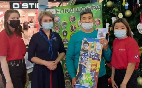 Участники акции #МыВместе провели предновогоднюю благотворительную акцию «Елка желаний» в Улан-Удэ 
