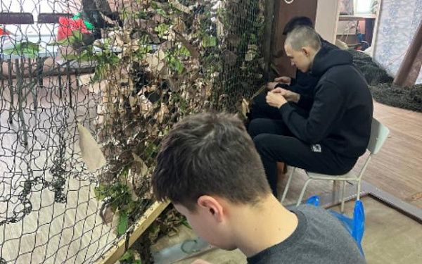 В Улан-Удэ студенты плетут маскировочные сети для участников СВО