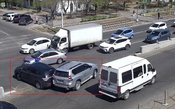 На проспекте в Улан-Удэ столкнулись две "легковушки"